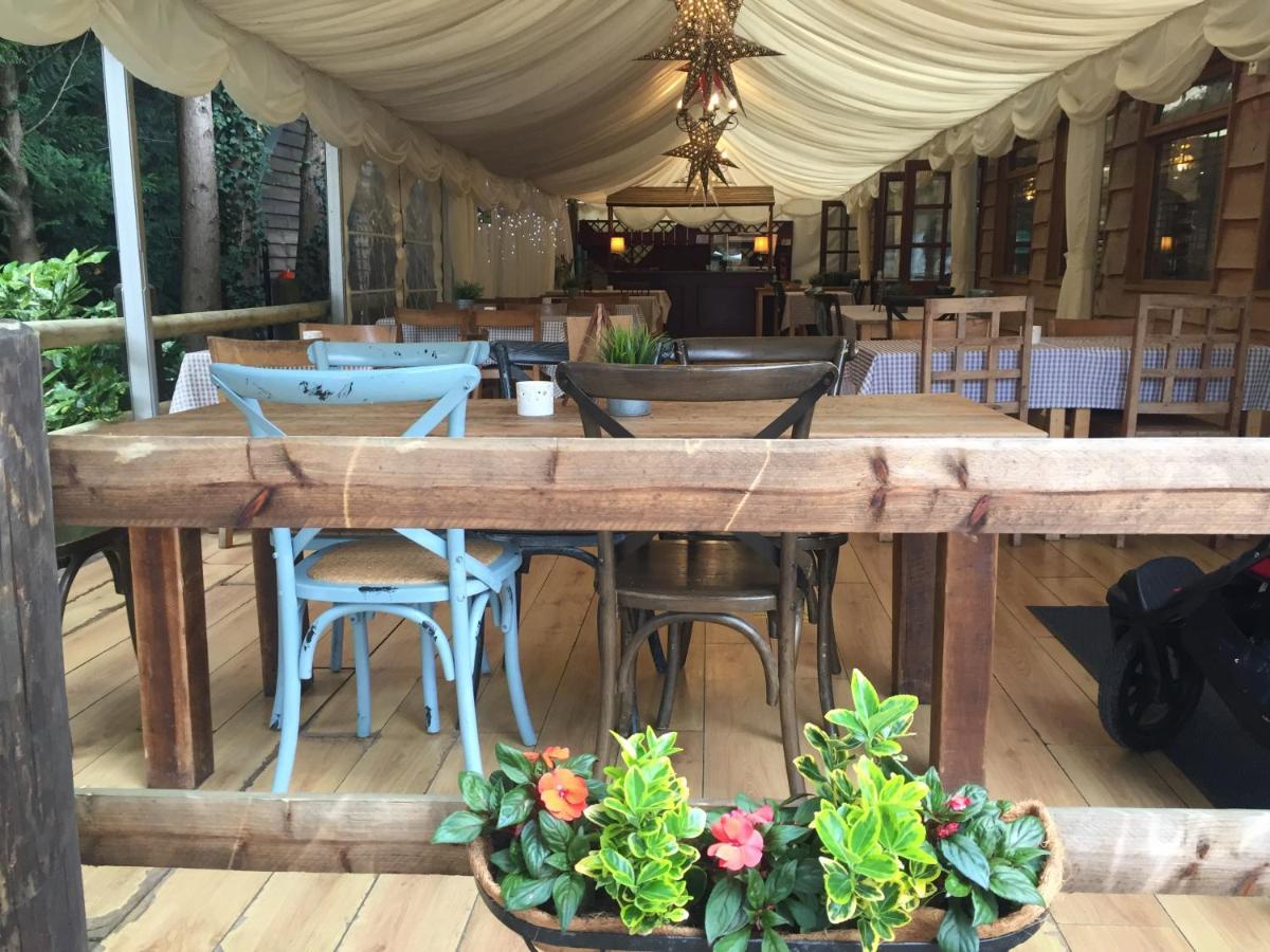 Bell Tent Glamping At Marwell Resort Winchester Exterior foto
